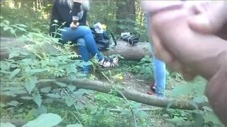 Игривая подруга привезла толстяка в лес, чтобы потрахаться